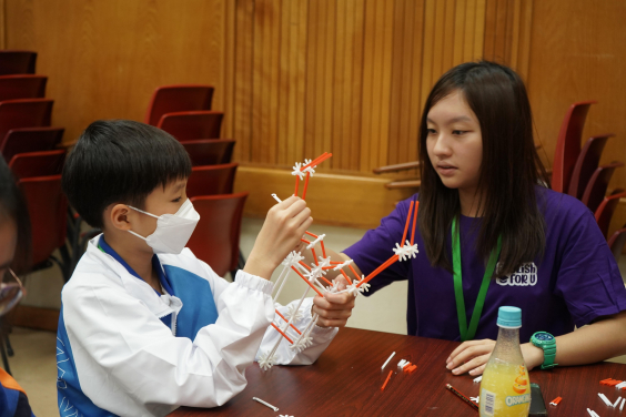 HKU camp tutor and camp participant build 4D mechanical arm together